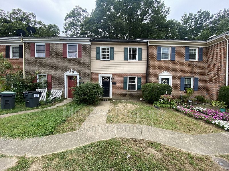 1st image of 504 Olde Greenwich Cir