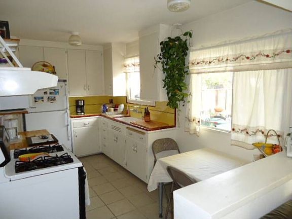 Kitchen & breakfast nook