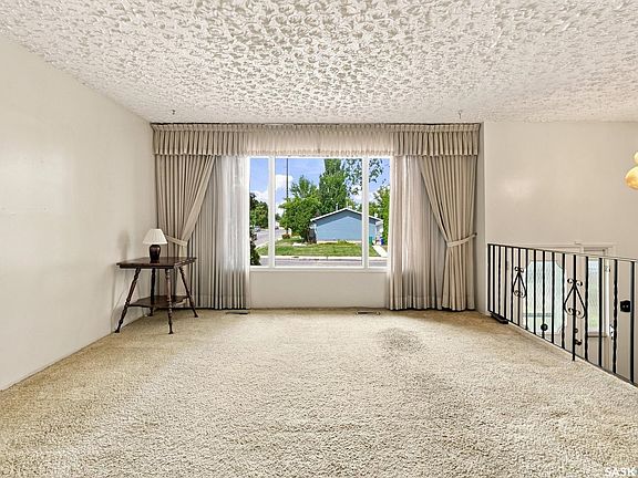 3rd image of 125 Arnason Crescent