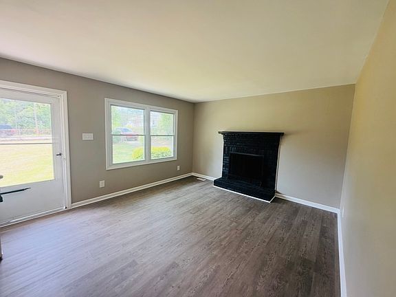 4th image of 304 E Barr St