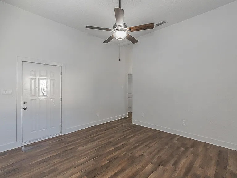 505 N Lamar St — Photo 22