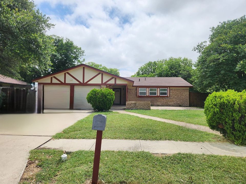 Front yard/Porch/Flower Bed