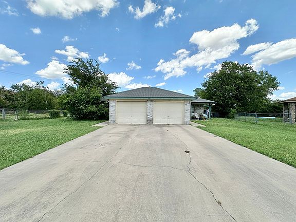2nd image of 501 Angus Cir APT A