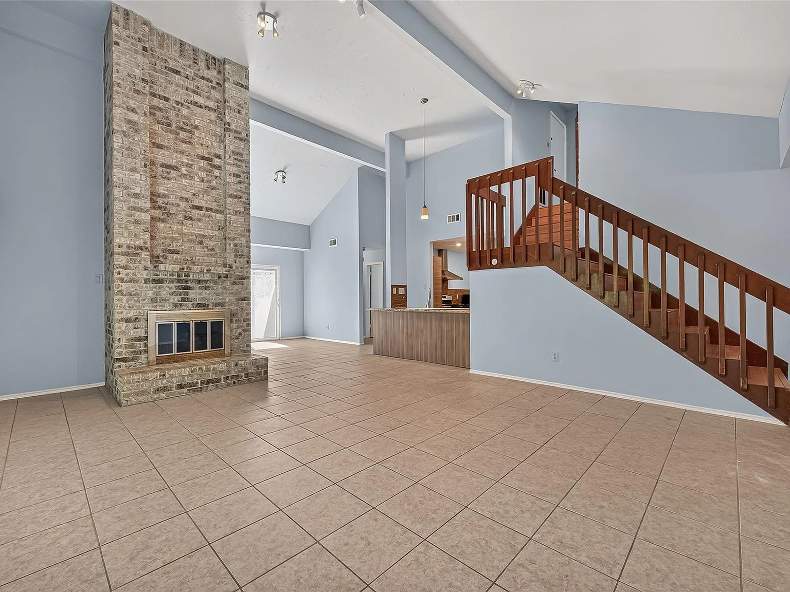 3 bed, 2.5 bath, 1904 sqft, $1,915 — Photo 1