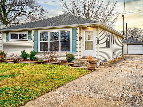 4th image of 8128 Gordon Dr