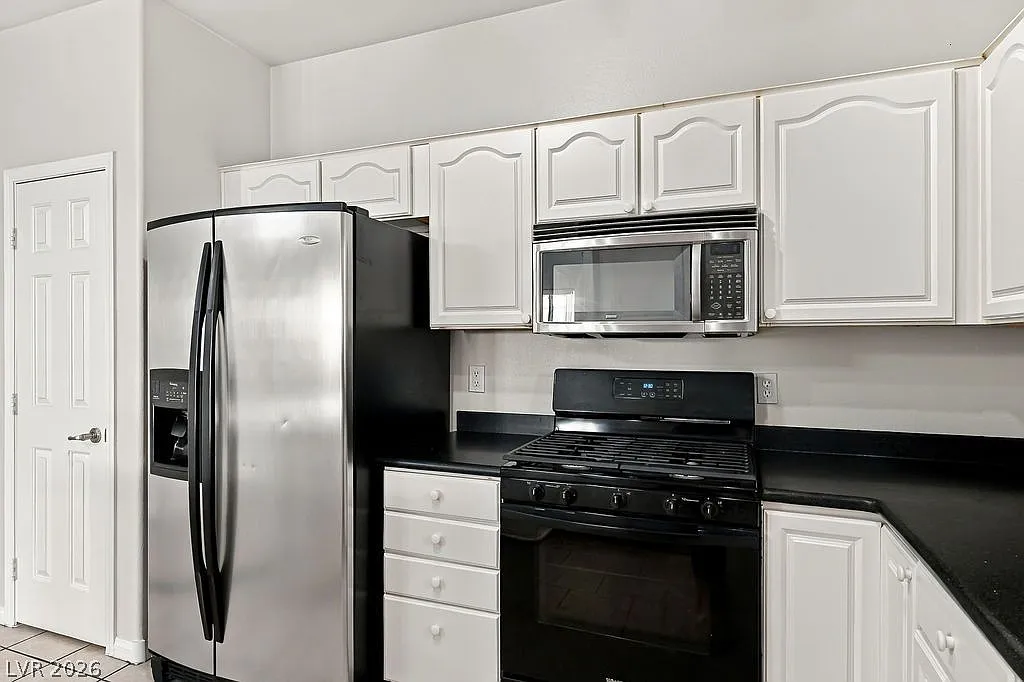 3 bed, 2.5 bath, 1389 sqft, $1,695 — Photo 2