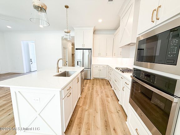 4th image of 340 Oakville Cir