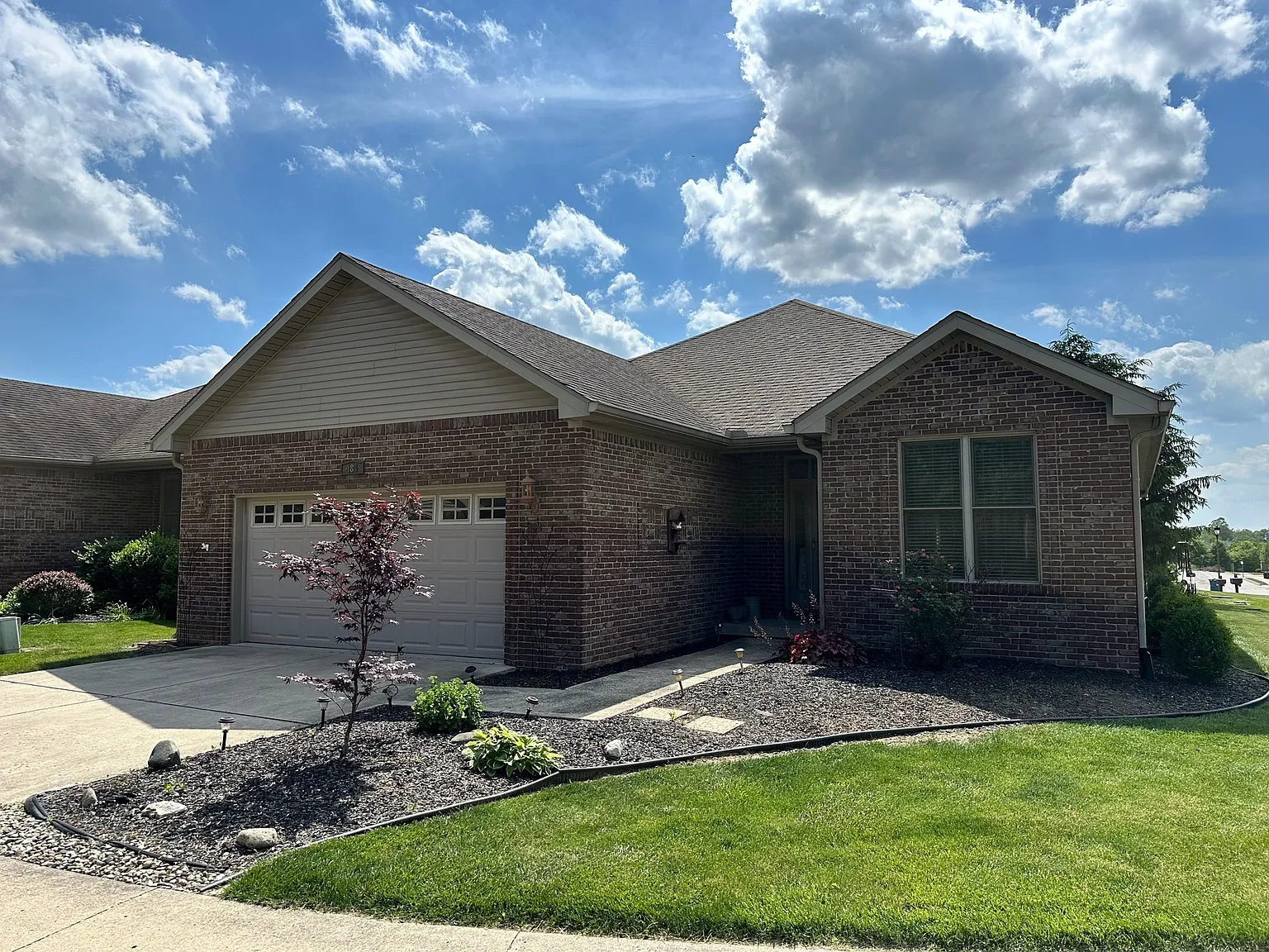 484 Glenview Dr photo 1