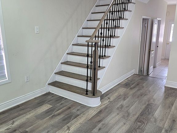 4th image of 110 Crystalview Cres