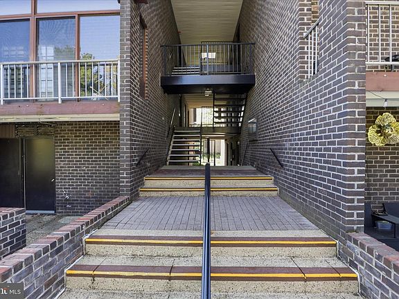 4th image of 8 Stonehenge Cir APT 7