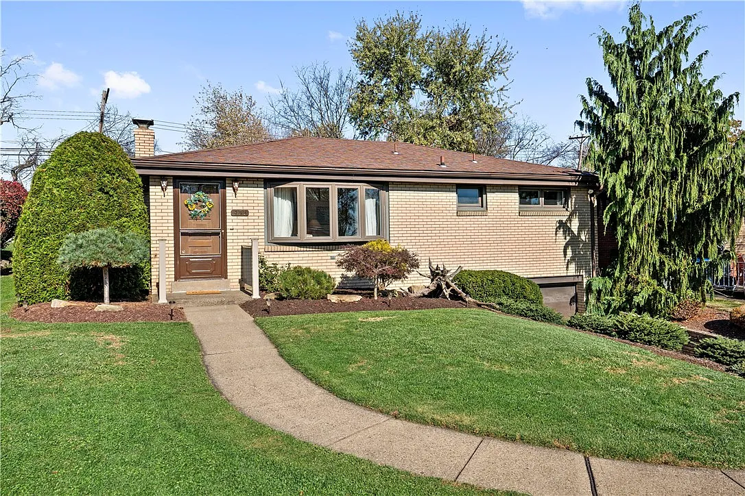 453 Macassar Dr photo 1