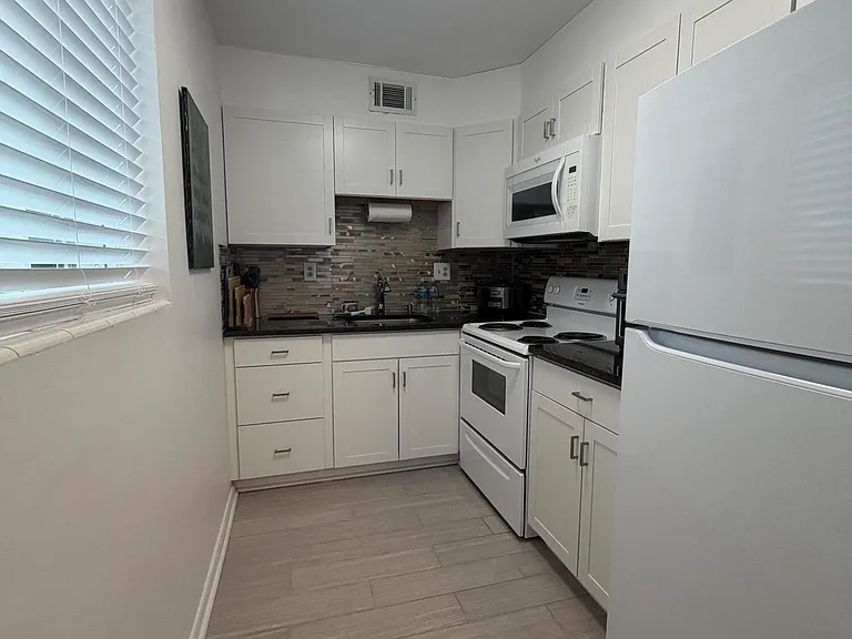 2004 Lake Osborne Dr #17 — Photo 10