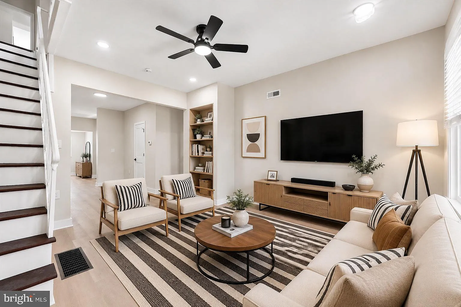 3 bed, 1.5 bath, 1100 sqft, $2,100 — Photo 1