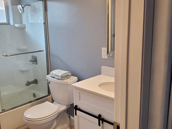 5th image of 219 Jackson Ave #4