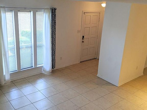 5th image of 2808 Camelot Ln