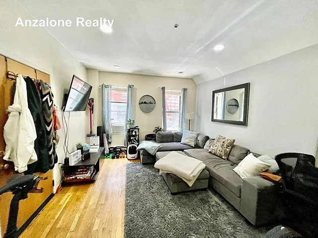 17 Thacher St #2 — Photo 1