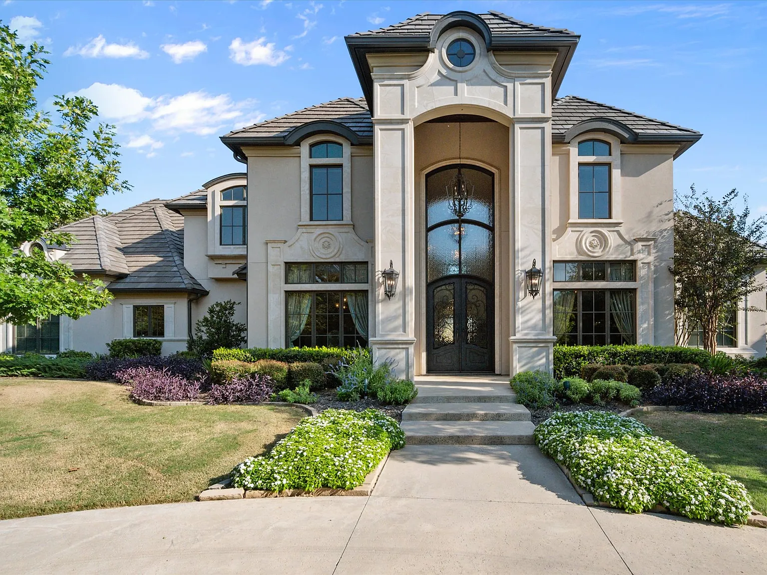 5 bed, 5832 sqft, $14,000 — Photo 1