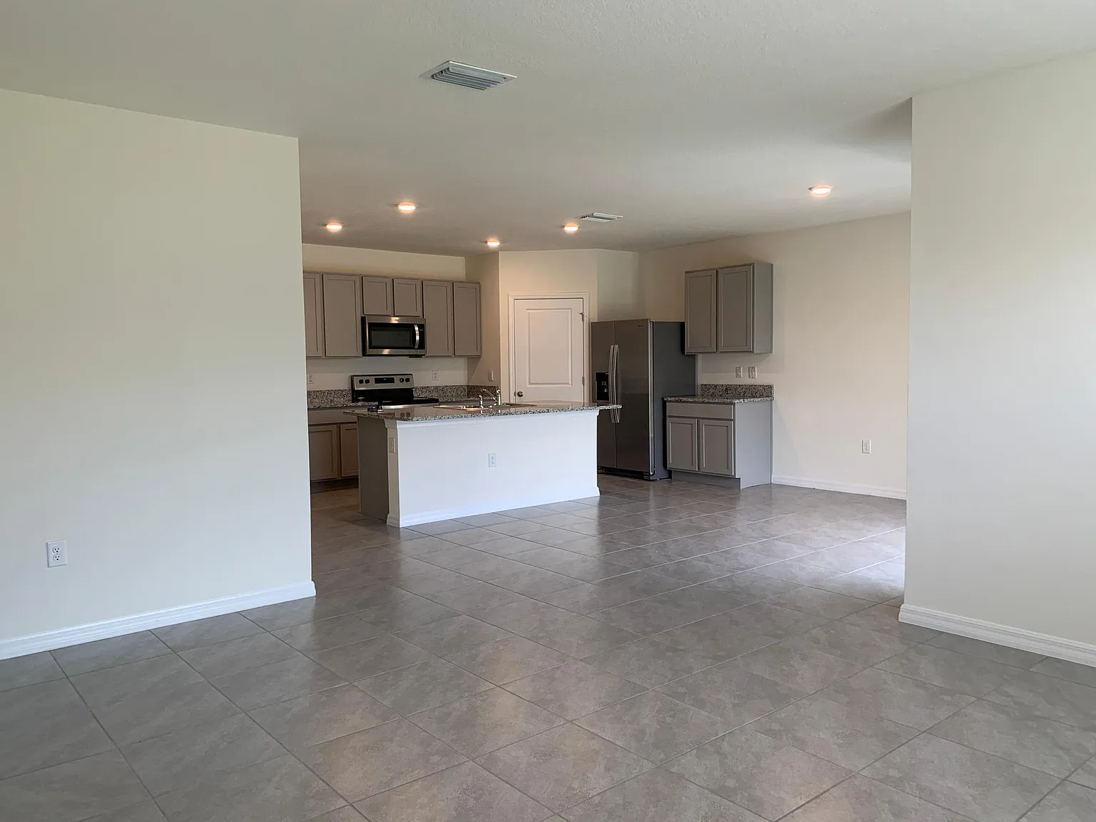 4 bed, 1828 sqft, $2,500 — Photo 3