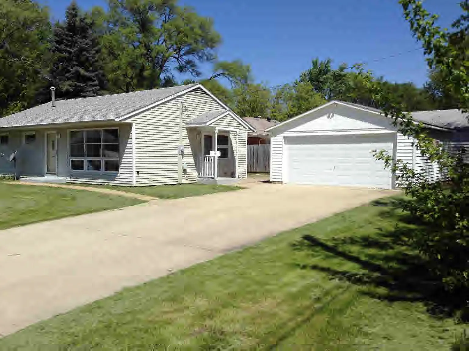 1202 E Fairlawn Dr photo 1