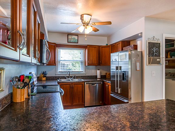 5th image of 415 Pinewood Dr