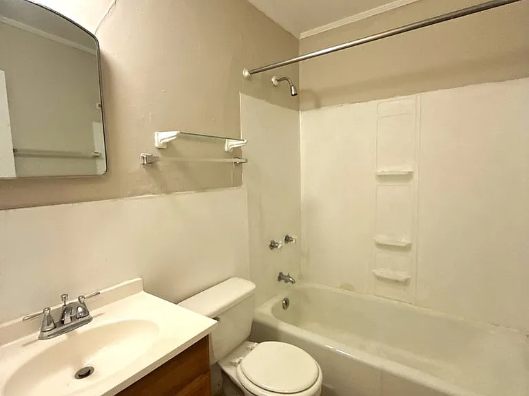 A0432-Kirkland Apts — Photo 8