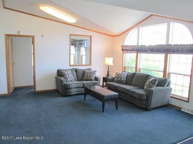 4 bed, 1.5 bath, 2280 sqft, $2,095 — Photo 2