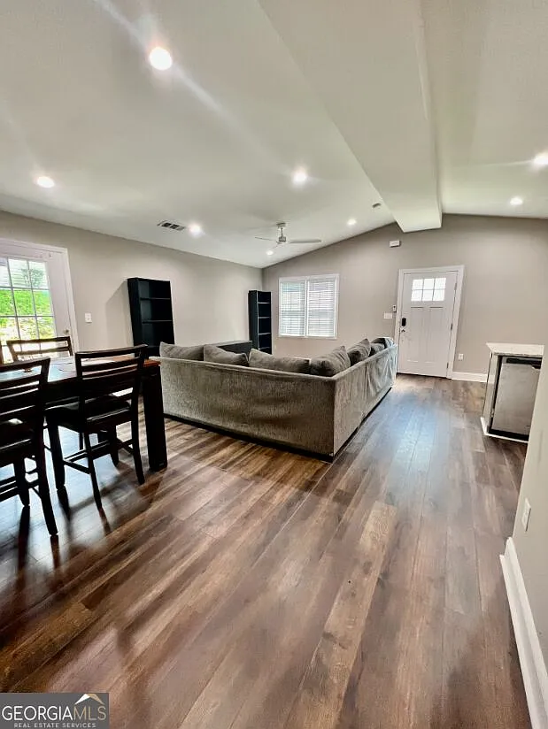 3 bed, 2.0 bath, 1254 sqft, $1,890 — Photo 4
