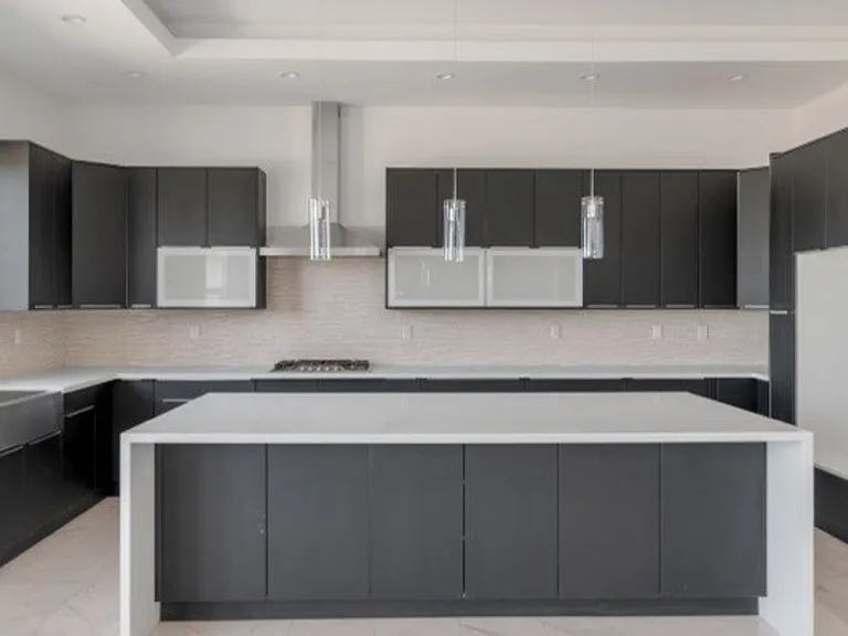 Manzanita Dr — Photo 17