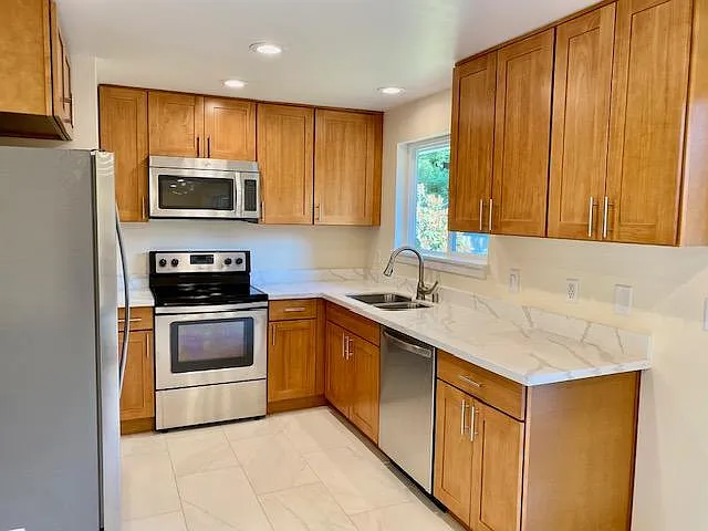 1718 Whitman Ave NE — Photo 10