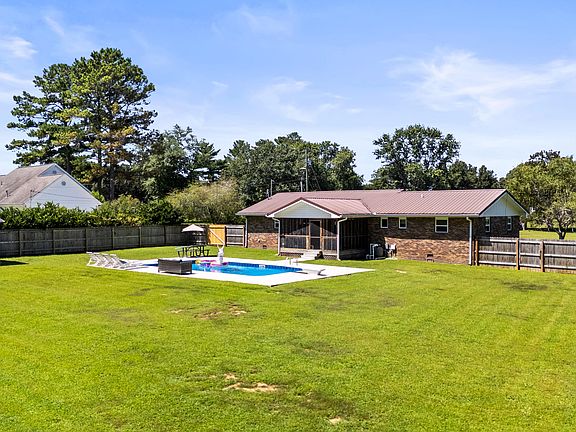 3rd image of 118 Graham Cir