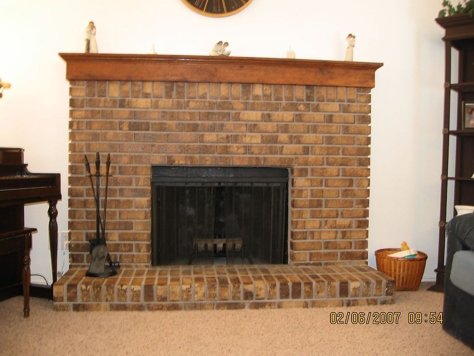 FIREPLACE IN LIVING ROOM