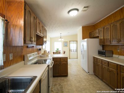 212 County Road 6850, Lytle, TX, 78052