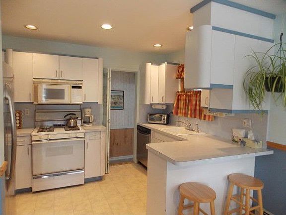 3rd image of 17 Midland Dr