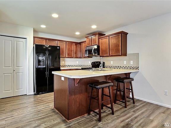 Tile backsplash and breakfast bar w/ eating space