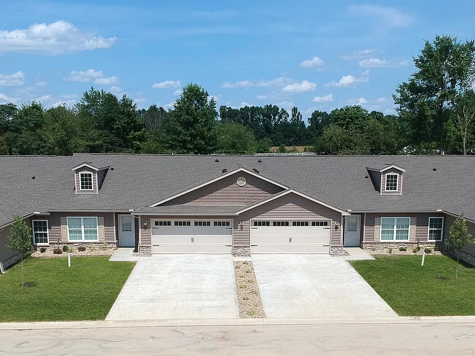 Front of the building. Meadowoods are in the middle, Lakewood units are on the ends.