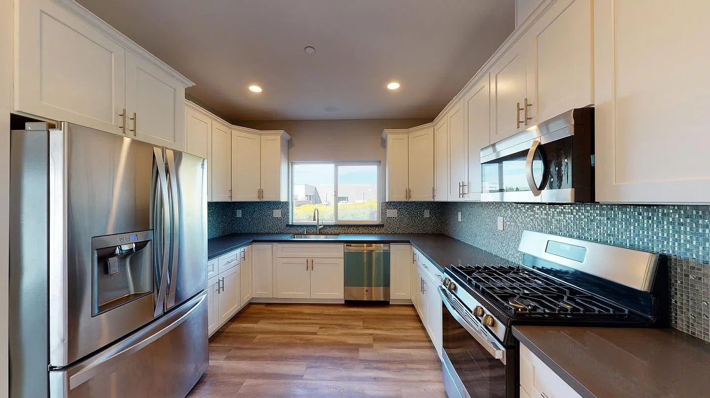 Central Bay convenience comfortable living in Hayward — Photo 3