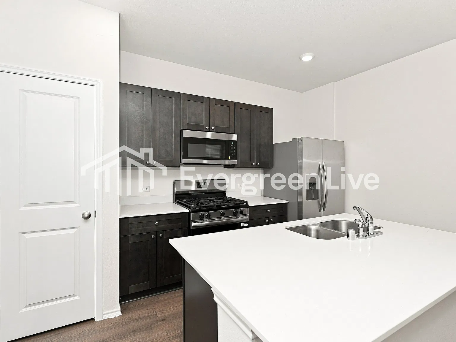 3 bed, 2.5 bath, 1600 sqft, $2,345 — Photo 3