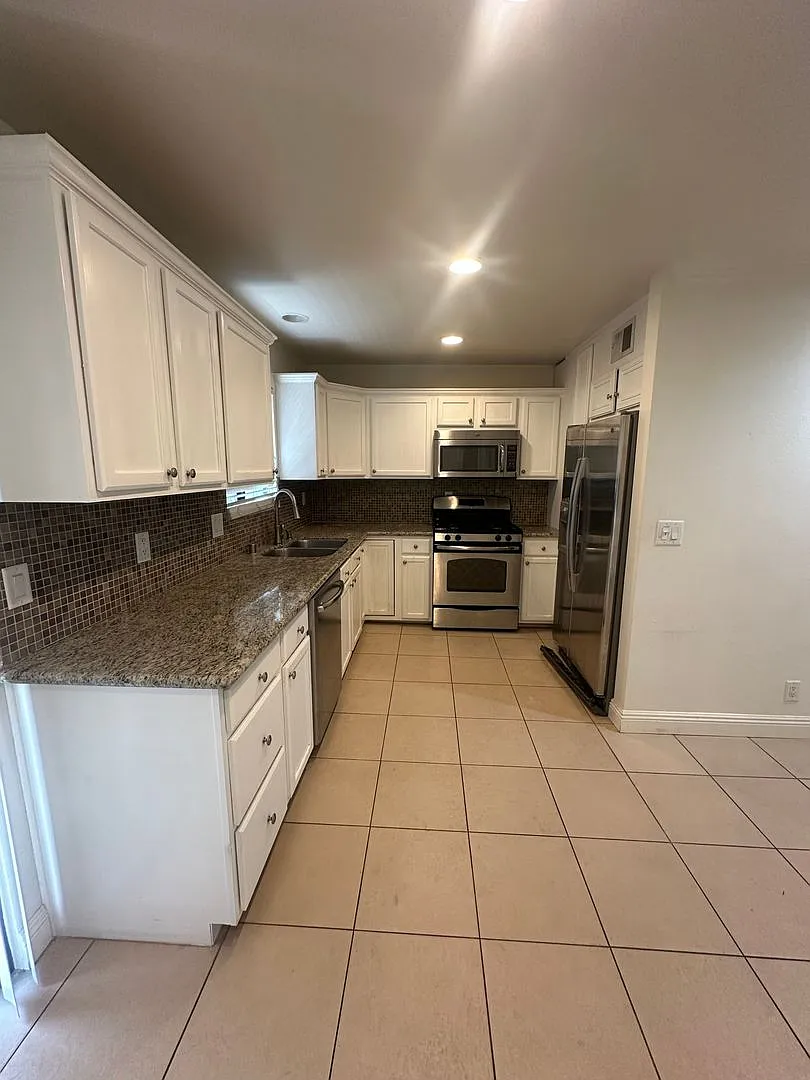 2 bed 2.5 bath townhome in Woodland Hills — Photo 4