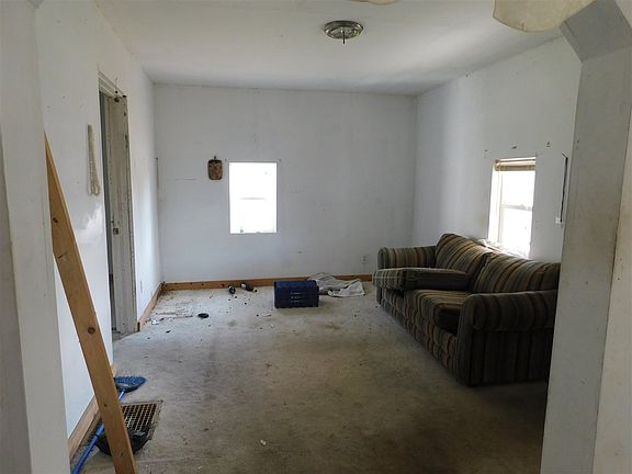 2nd image of 1601 Blaine Ave