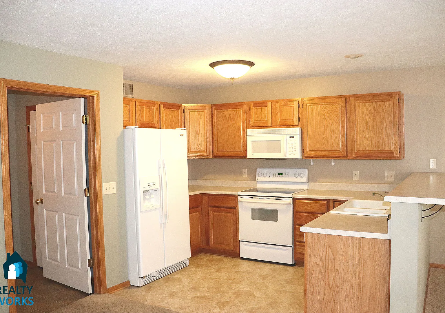 Lovely 3 bed Townhome! — Photo 2