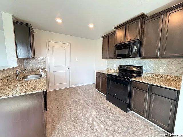 3 bed, 2.5 bath, 1288 sqft, $1,635 — Photo 3