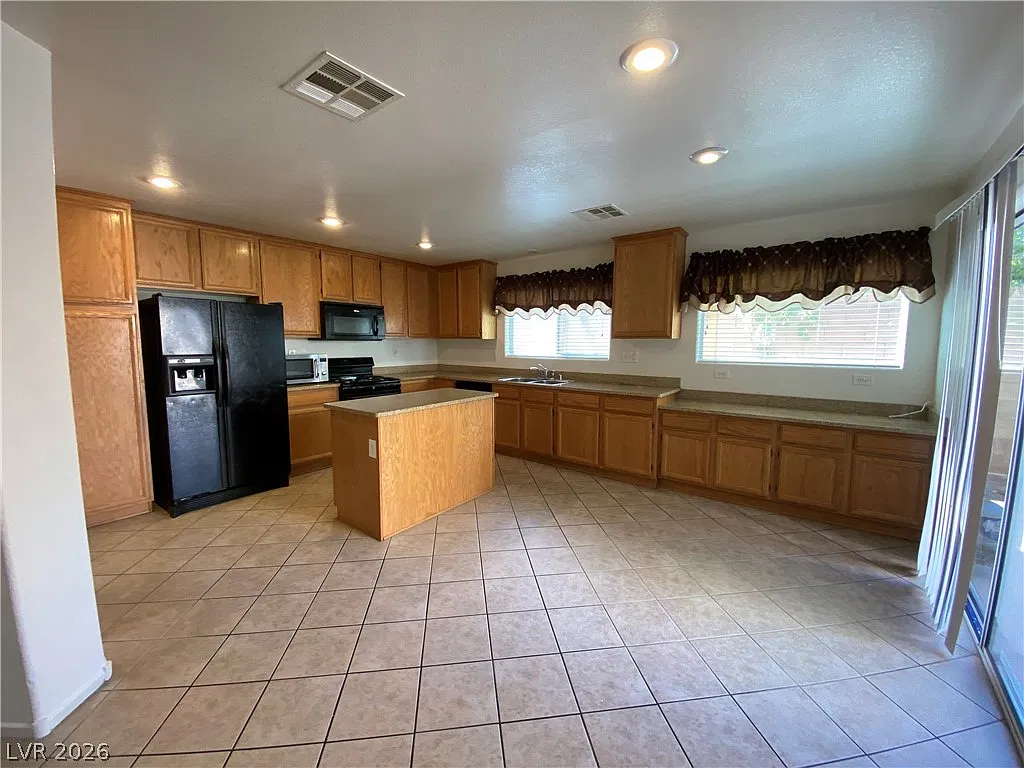 3 bed, 2.5 bath, 1650 sqft, $1,995 — Photo 4