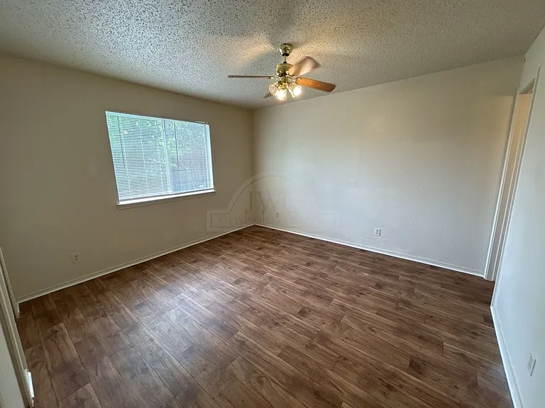 2108 Carousel Dr — Photo 17