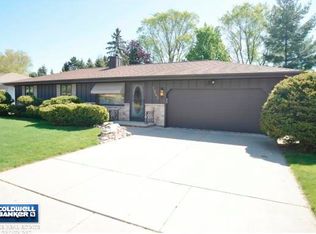 1341 Crestwood Dr, Green Bay, WI 54313