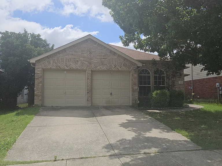 1042 Warbler — Photo 1