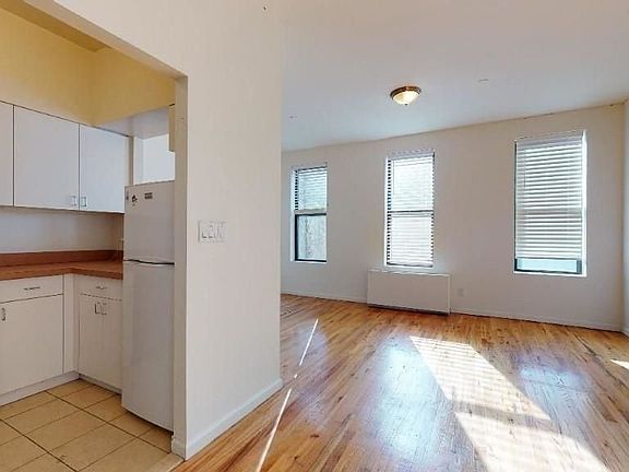 3rd image of 342 W 47th St APT 2R