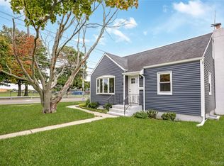 4 Sutton Ct, West Islip, NY 11795