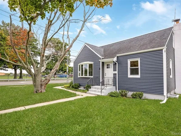 4 Sutton Ct, West Islip, NY 11795