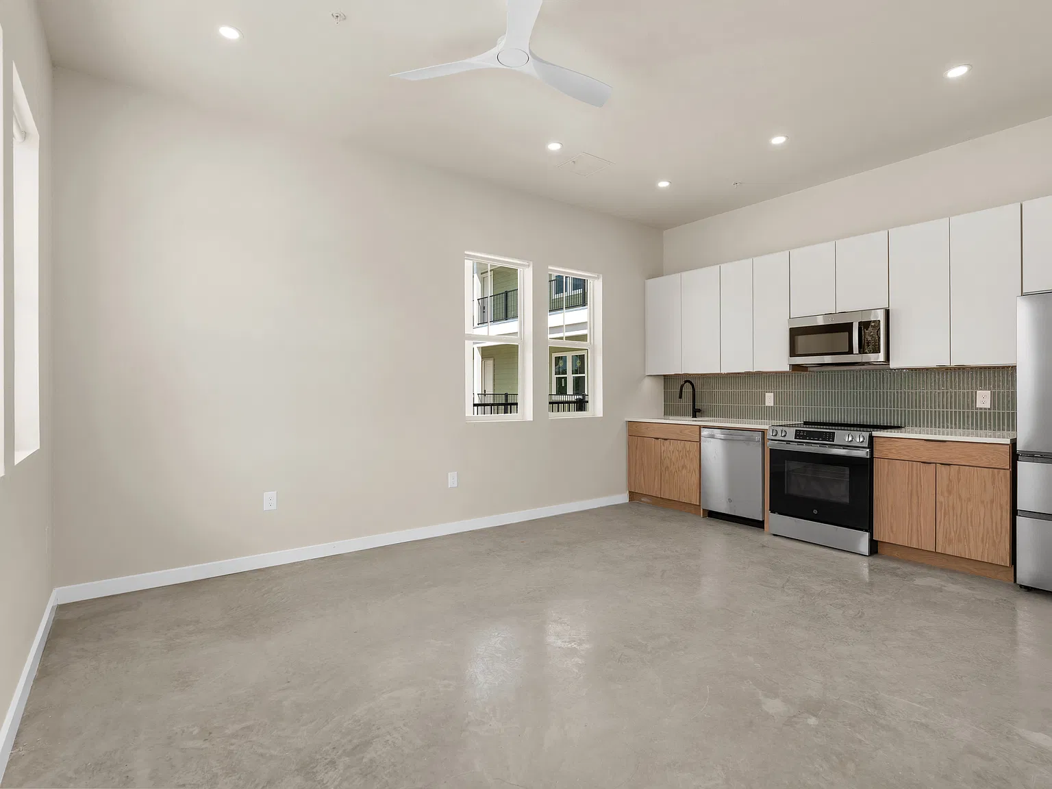 725 W Ashby Pl — Photo 4