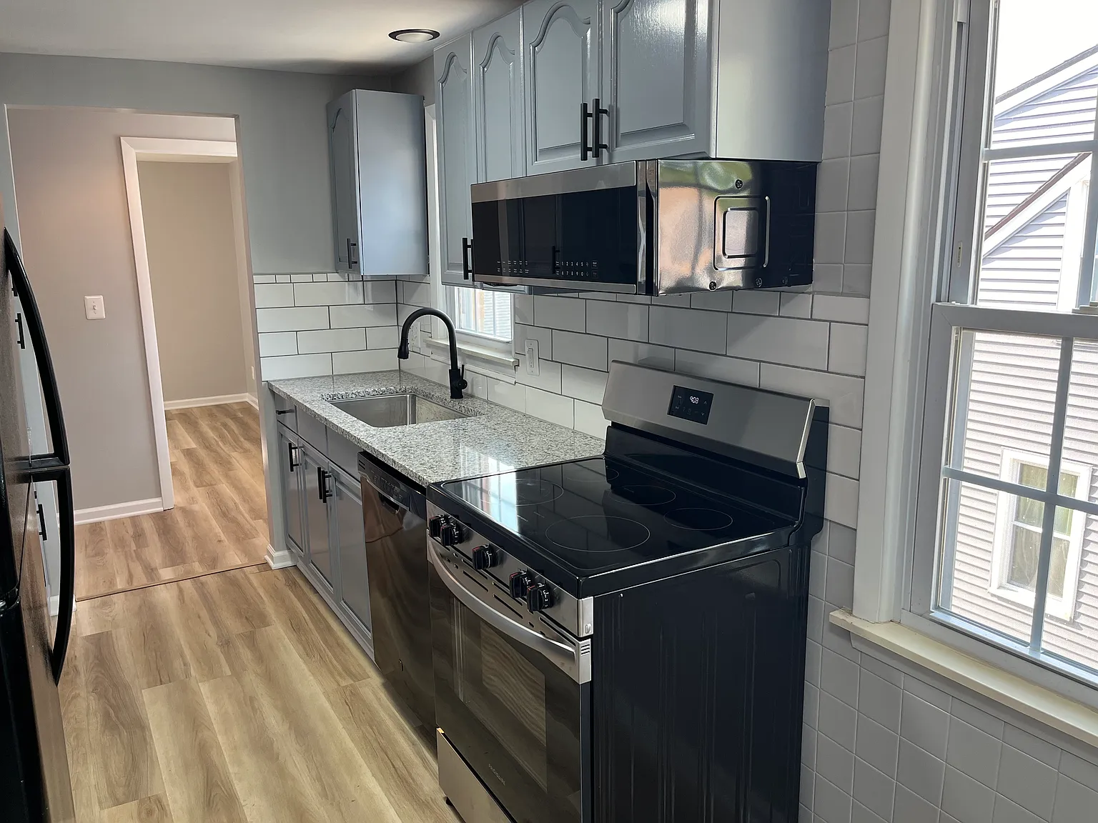 3 bed, 960 sqft, $1,660 — Photo 3